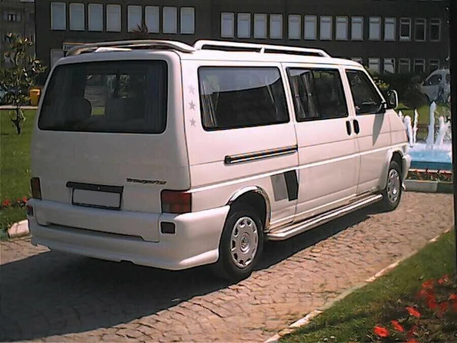 Т4 транспортер бензин. VW t4 спойлер. T4 1995 Transporter. Спойлер на Фольксваген т4. VW Transporter t4 лобовое.