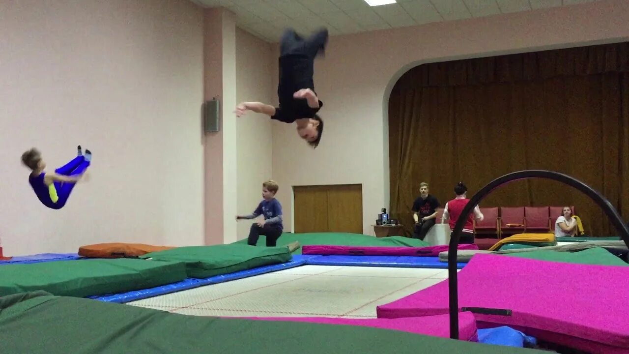 Кувырки и сальто на батуте. Сальто назад на батуте. Сальто в бок на батуте. Сальто на батуте. Кувырки на батуте.