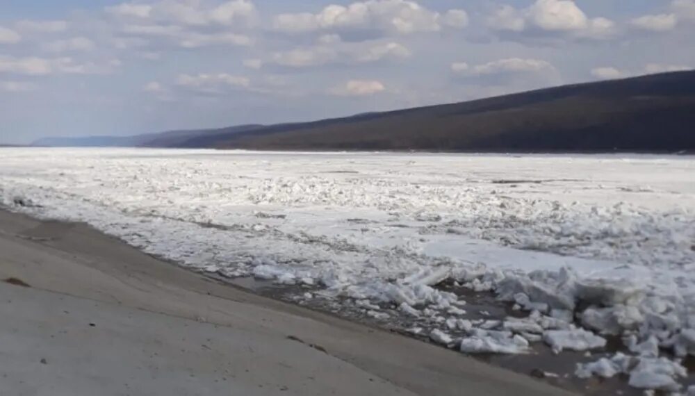Ледоход на вилюе. Ледоход якутск. паводок реки лена. село саныяхтах якутия. ленск наводнение 2001.