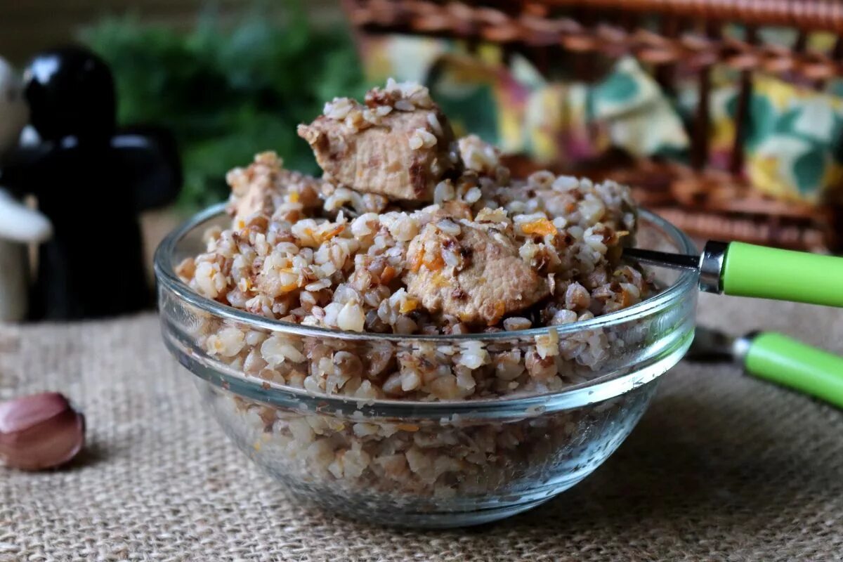 Как быстро приготовить гречку на сковороде. Гречка с мясом. гречка с мясом на сковороде. гречка на сковороде. гречневая каша с мясом на сковороде.