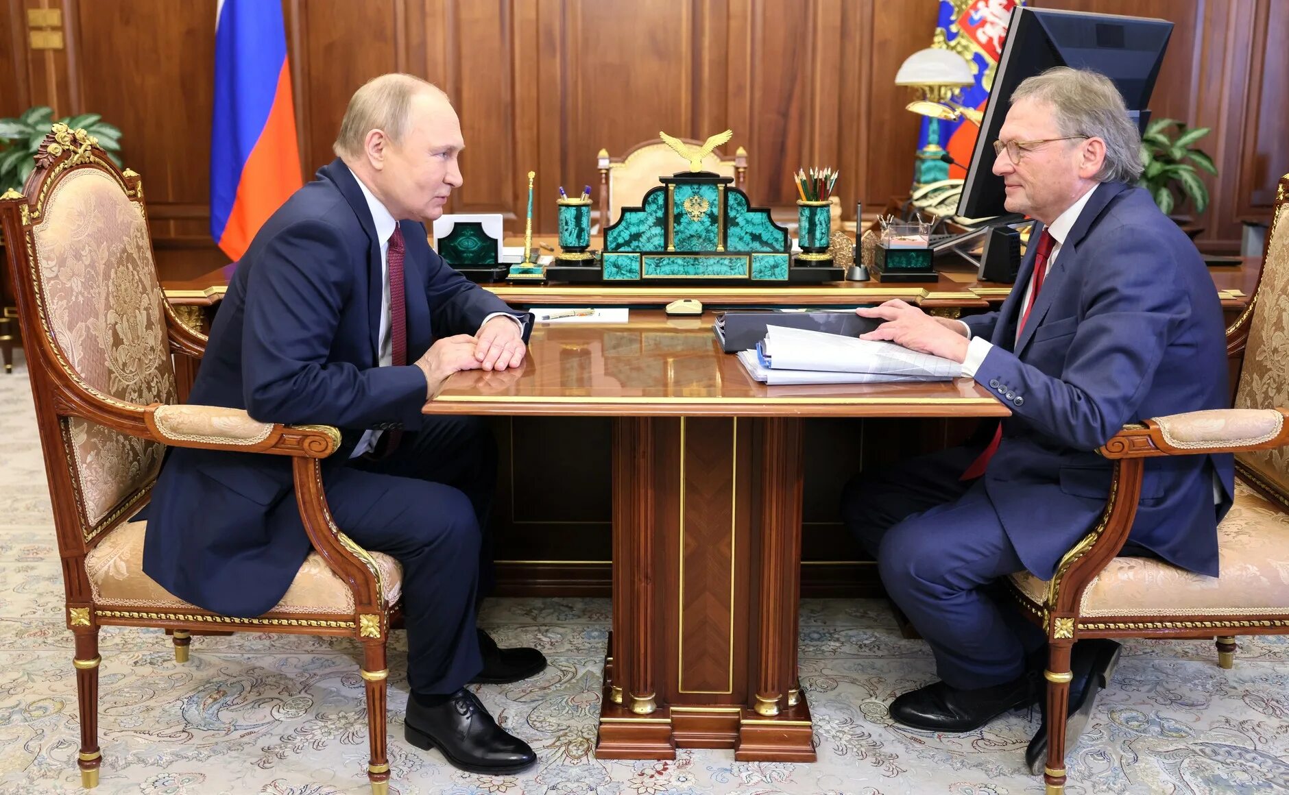 Путин на переговорах. Путин с главами государств. Путинский стол. Разный путин. Нафтали беннет и путин.