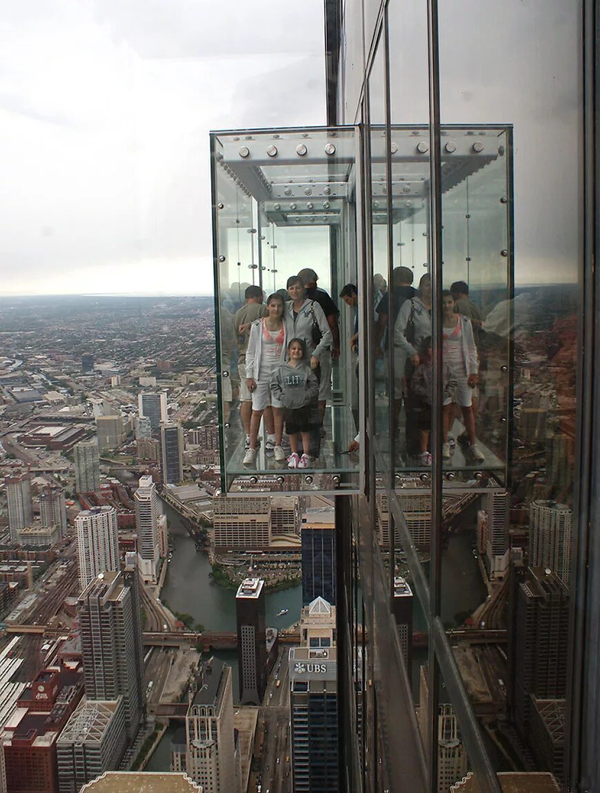 Высота последнего этажа. Уиллис Тауэр смотровая площадка. Бурдж Халифа лифт. Бурдж Халифа стеклянный балкон. Стеклянный балкон на 103-м этаже небоскрёба в Чикаго.