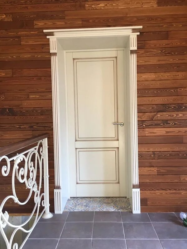 Двери хвойные. Двери из массива лиственницы. Двери межкомнатные деревянные из сосны. Двери из массива сосны межкомнатные. Дверь массив сосны.