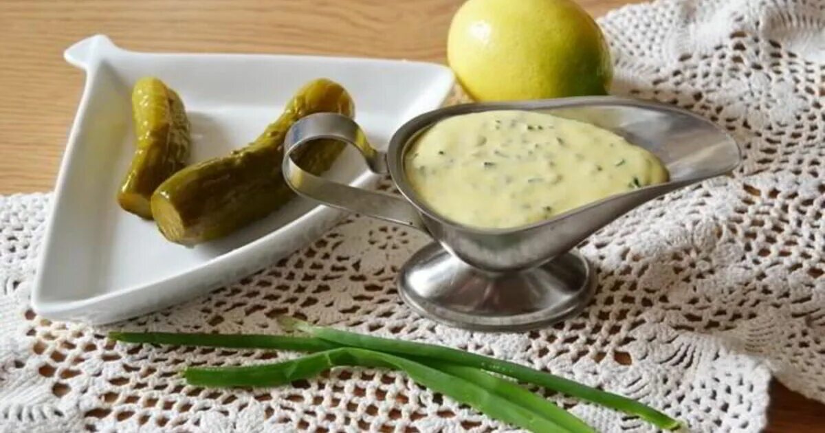 Соус с огурцом и чесноком как называется. Тартар соус с солеными огурцами. соус тартар к рыбе. соус с корнишонами. соус с солеными огурцами.