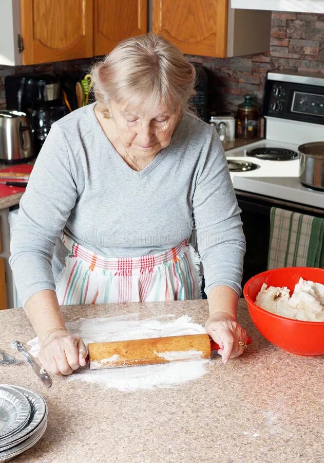 Cooking my granny. Grandmother cooks. Бабушка на кухне. Домохозяйка пожилая женщина. Бабушка с тестом.