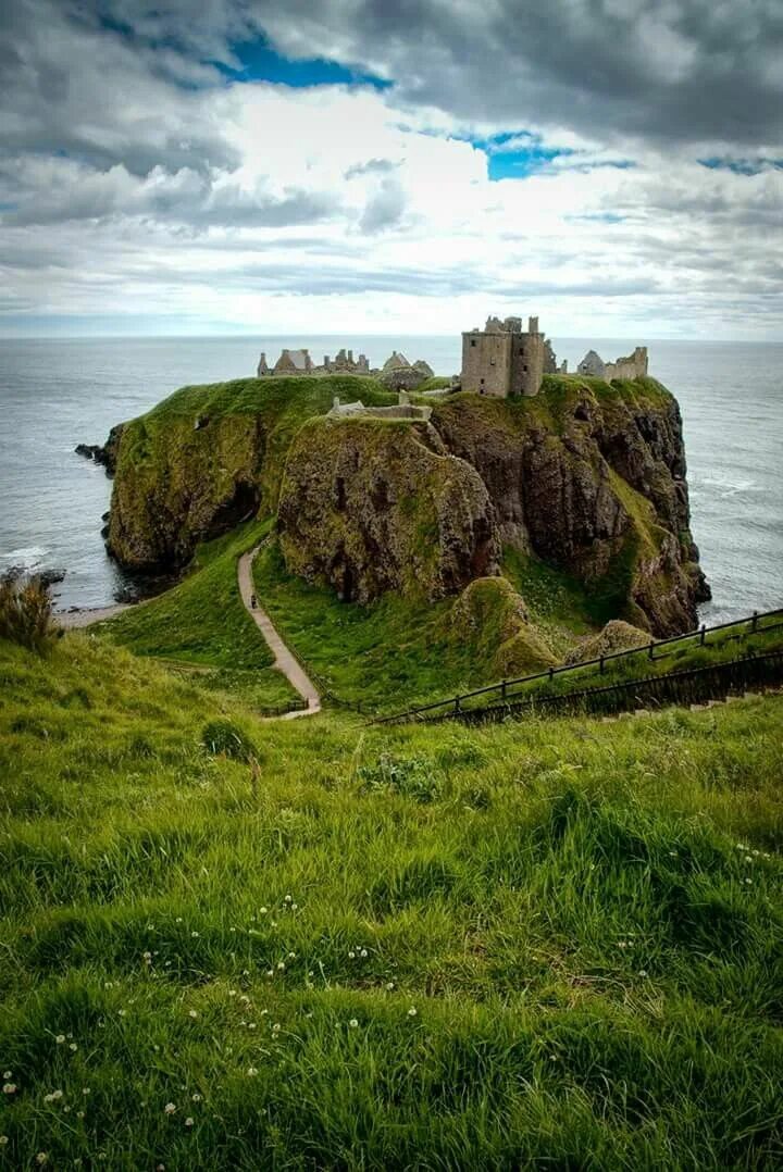 Замок дангвайр ирландия. Ирландия входит. Ирландия входит. Северная ирландия ландшафт. Ирландия мыс мохер.