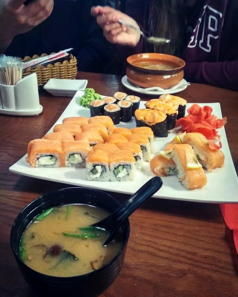 Токио сити дальневосточный 9. Токио суши гатчина. Токио сити блюда. Суши роллы токио сити. Токио сити еда.