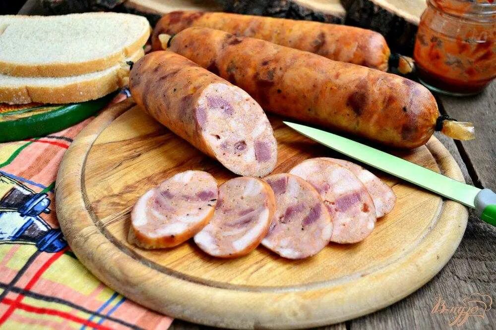 Колбаса домашняя рецепты сборная. Домашняя куриная колбаса. куриная колбаса в домашних. домашняя колбаса из курицы. колбаса из курятины.