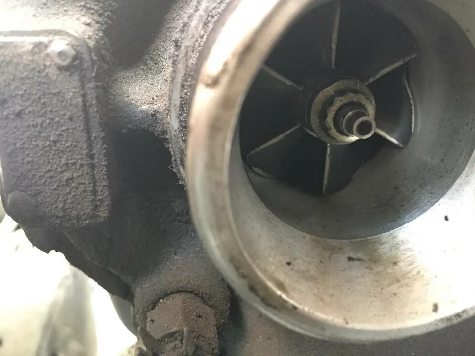 Масло в интеркулере n55. Масло в интеркулере дизельного двигателя причины. Масло в интеркулере дизельного е53. Масло в интеркулере дизельного двигателя туарег. Масло в интеркулере дизельного двигателя.