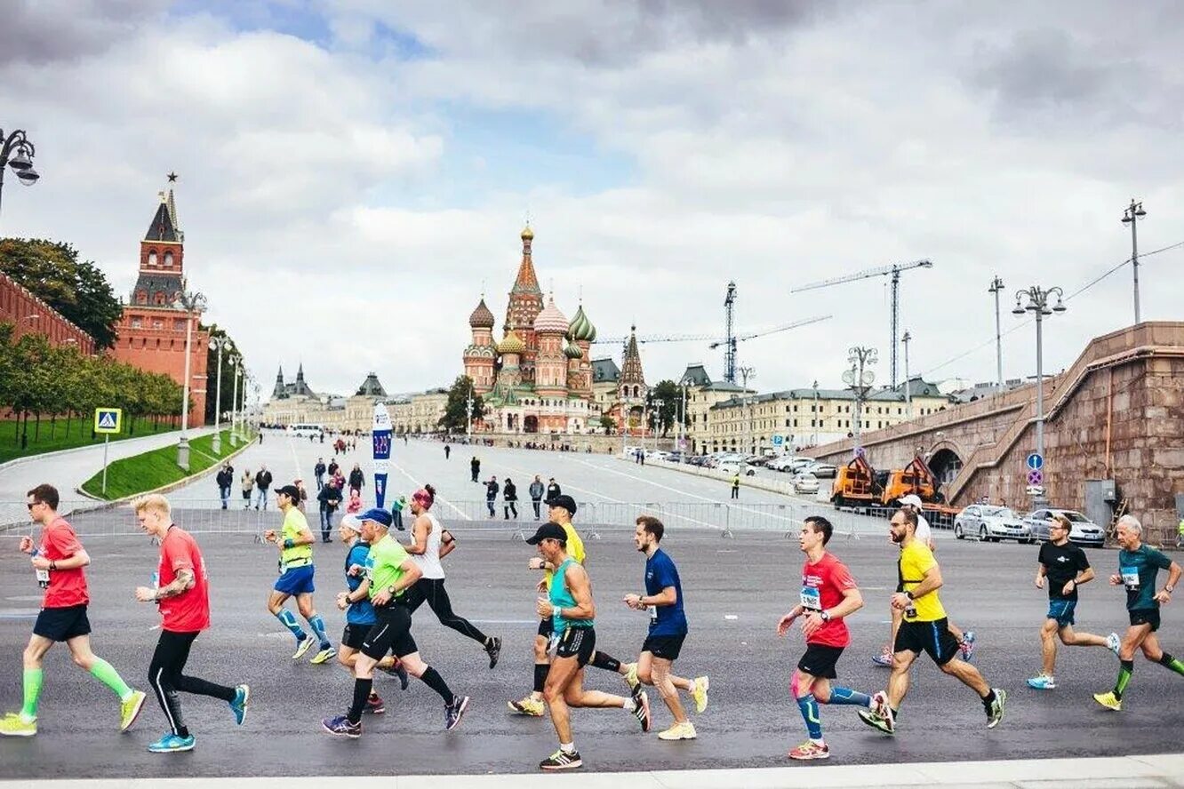 Спортсмены города. Московский полумарафон 2021. Московский марафон 2022. Московский полумарафон 2022. Московский марафон 2022 бег.