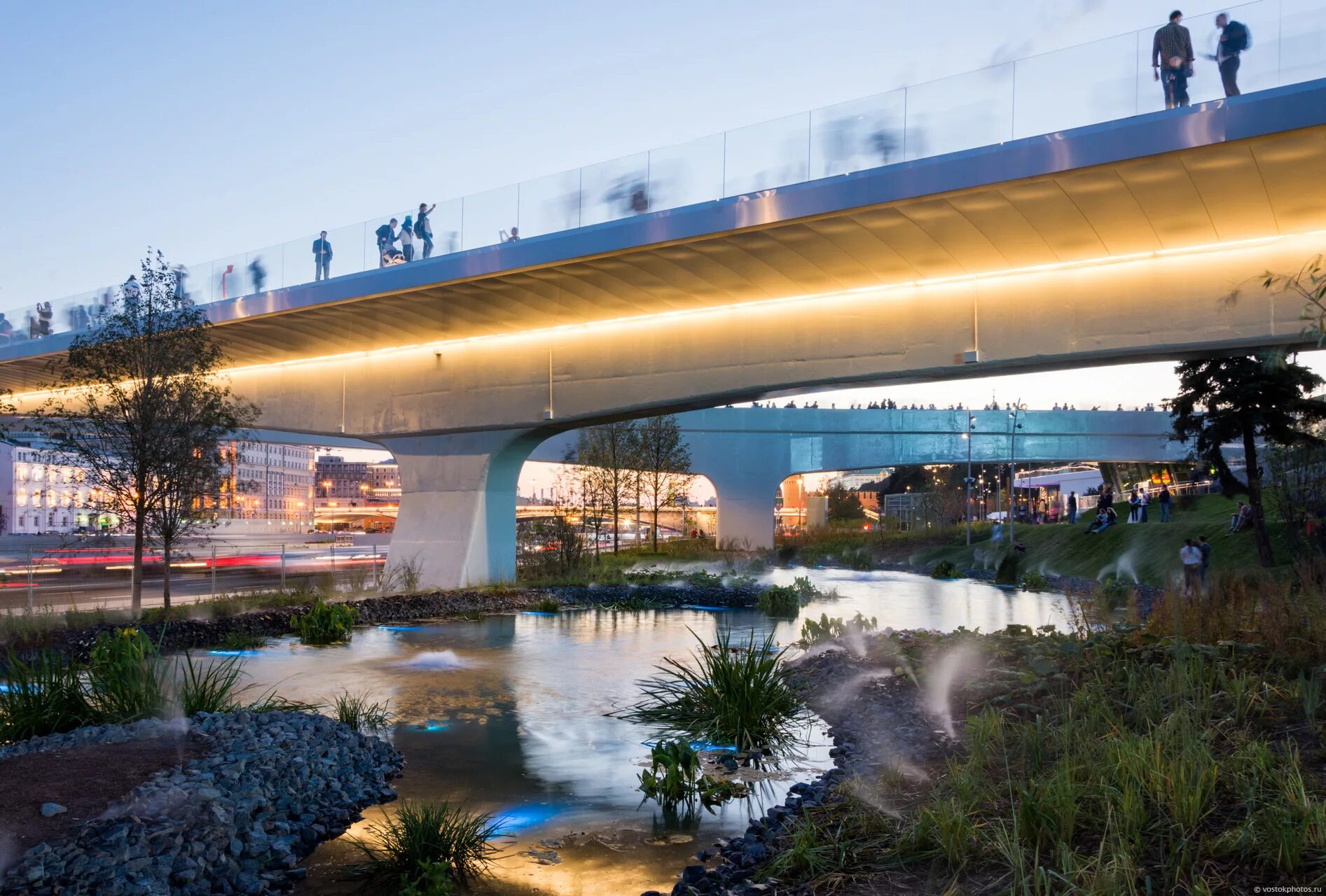 парящий мост в зарядье панорама. парк зарядье концертный зал. гостиница россия парк зарядье. зарядье органическая архитектура. зарядье москва сити.