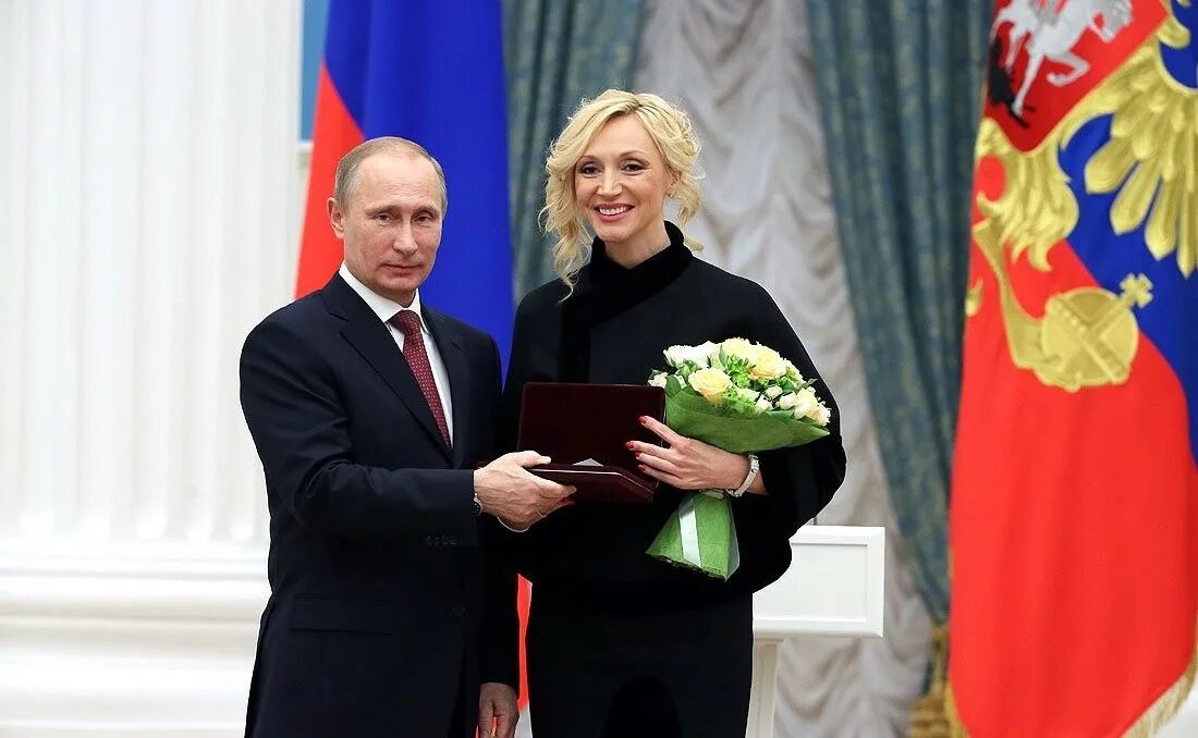 Выносят президента. Вручение наград Путиным в Кремле. Награждение женщин.