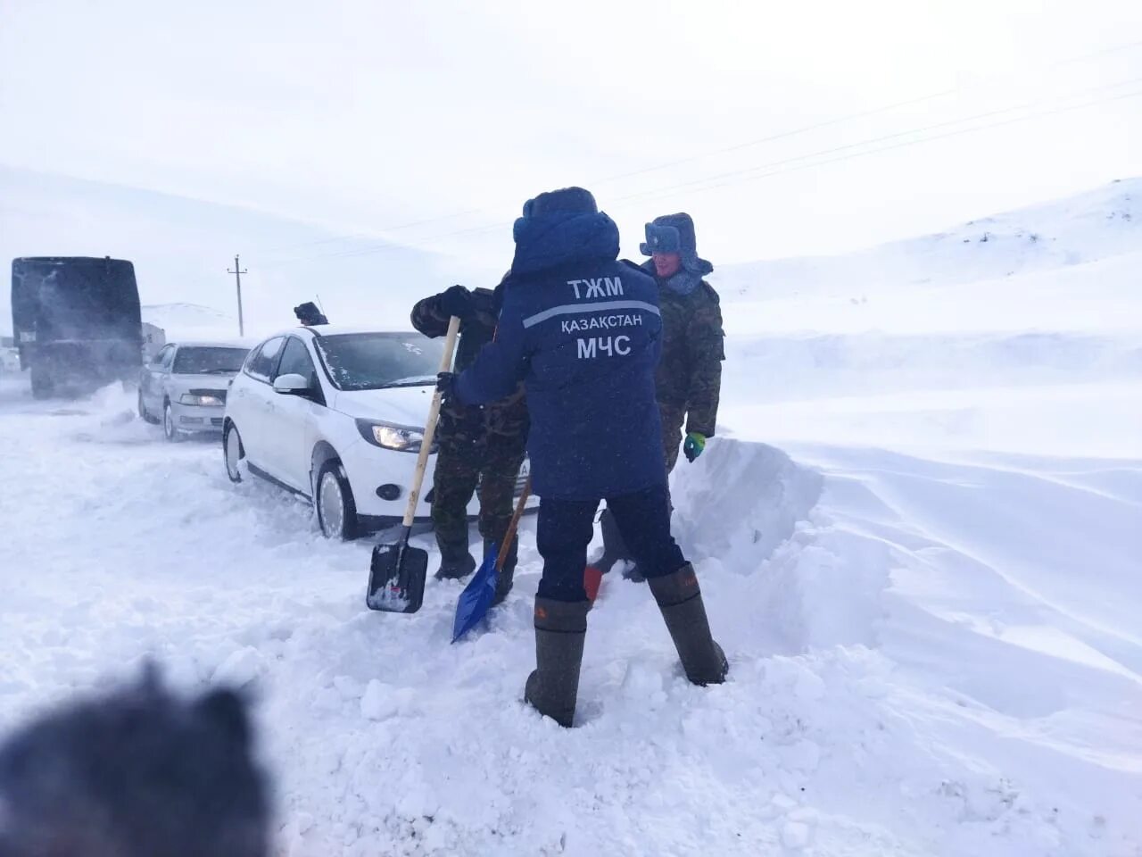 В следствии снежных заносов. Снежные заносы в Казахстане. Переметы снежные Казахстан. Последствия снежных заносов. Снежные заносы казахстанских 2022.