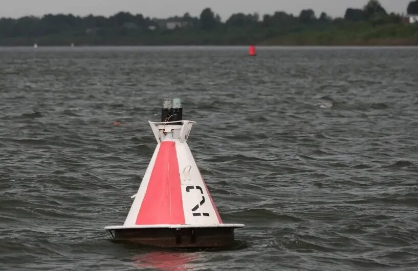 Бакен на волге. Судоходный фарватер. Судоходный фарватер. Бакены на реке. Буй бакен веха.