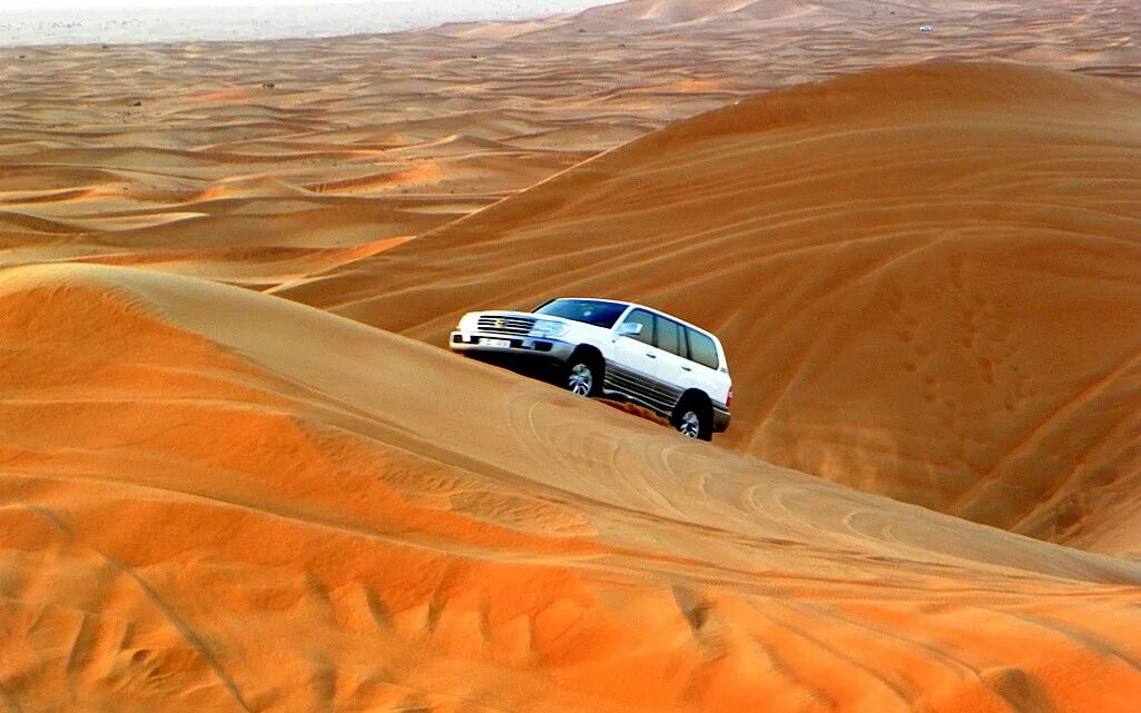Пустынное ралли. Спорткар в пустыне. Рендж роверы в барханах. Desert car. Desert car.