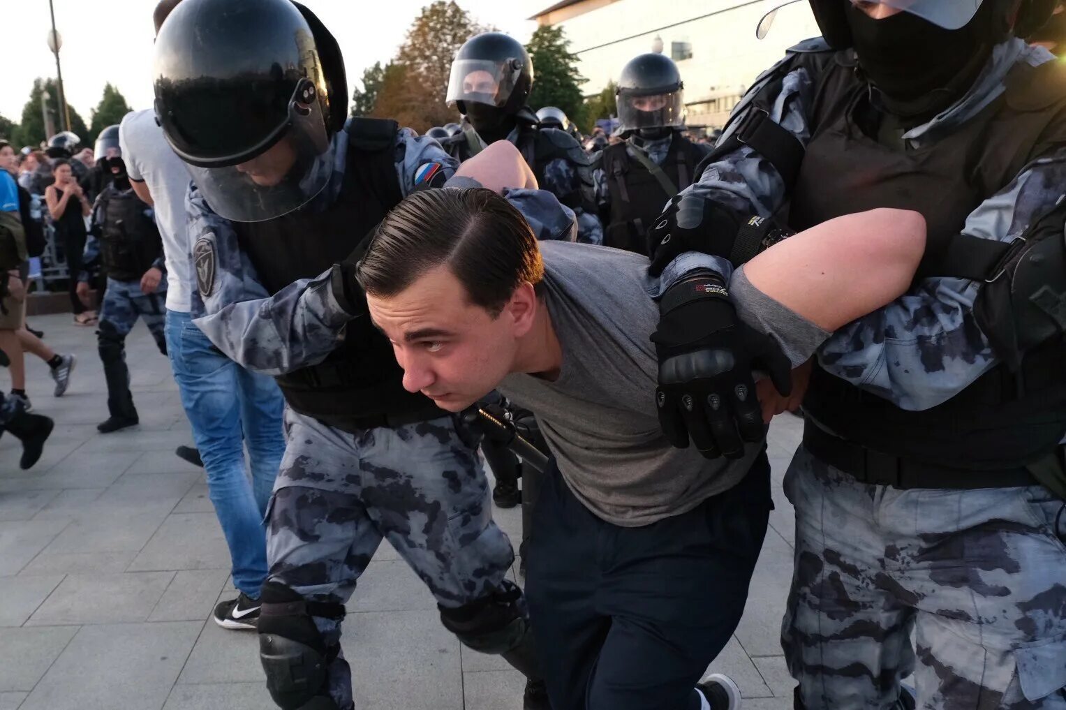 Митинги в Москве 2019 задержания. Задержание на митинге в Москве. Захвата одежда