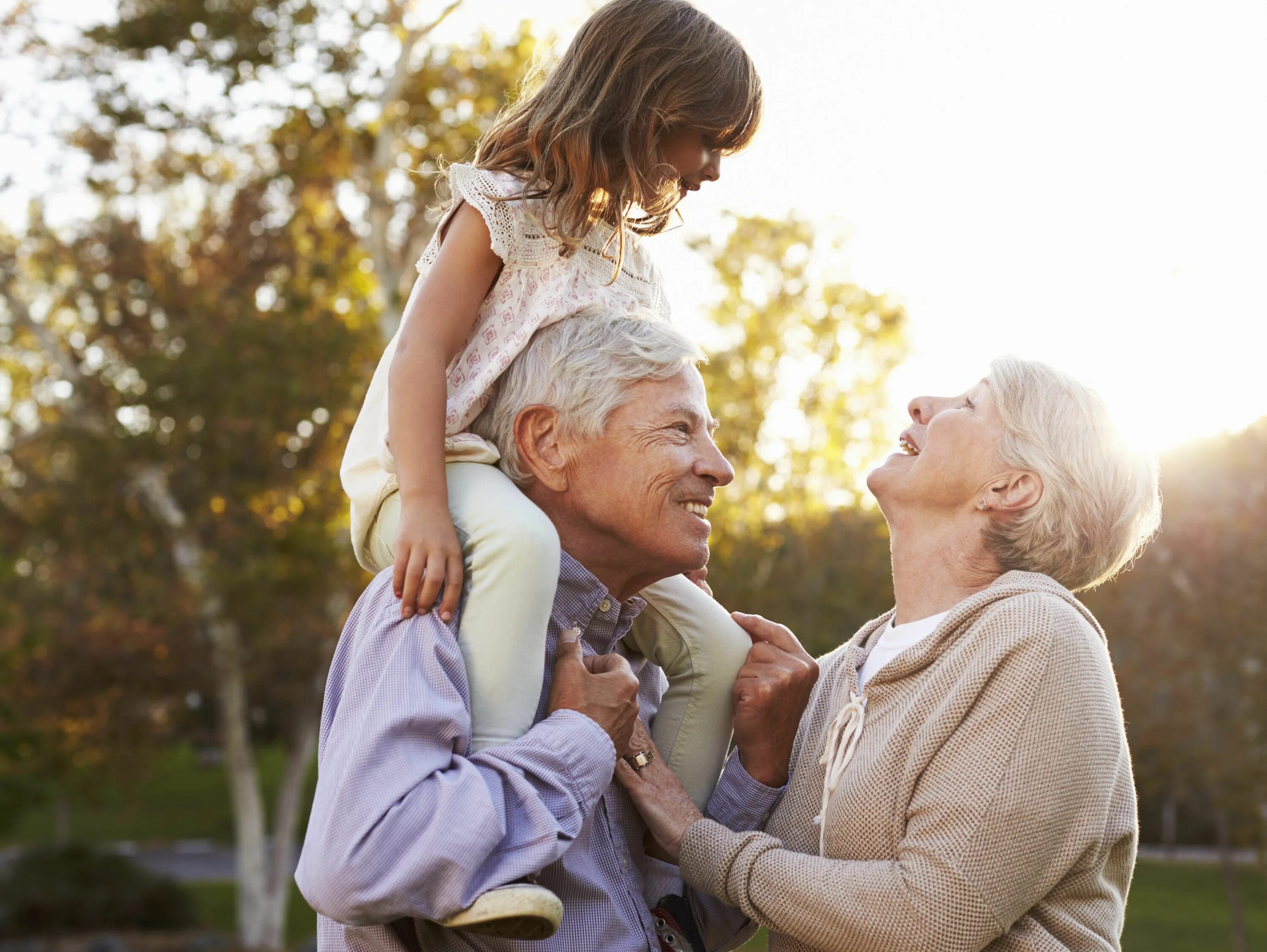 Do your grandparents. Бабушка дедушка и внуки. Счастливая семья с пожилыми родителями. Бабушка и дедушка в деревне. Бабушка и дедушка американские.