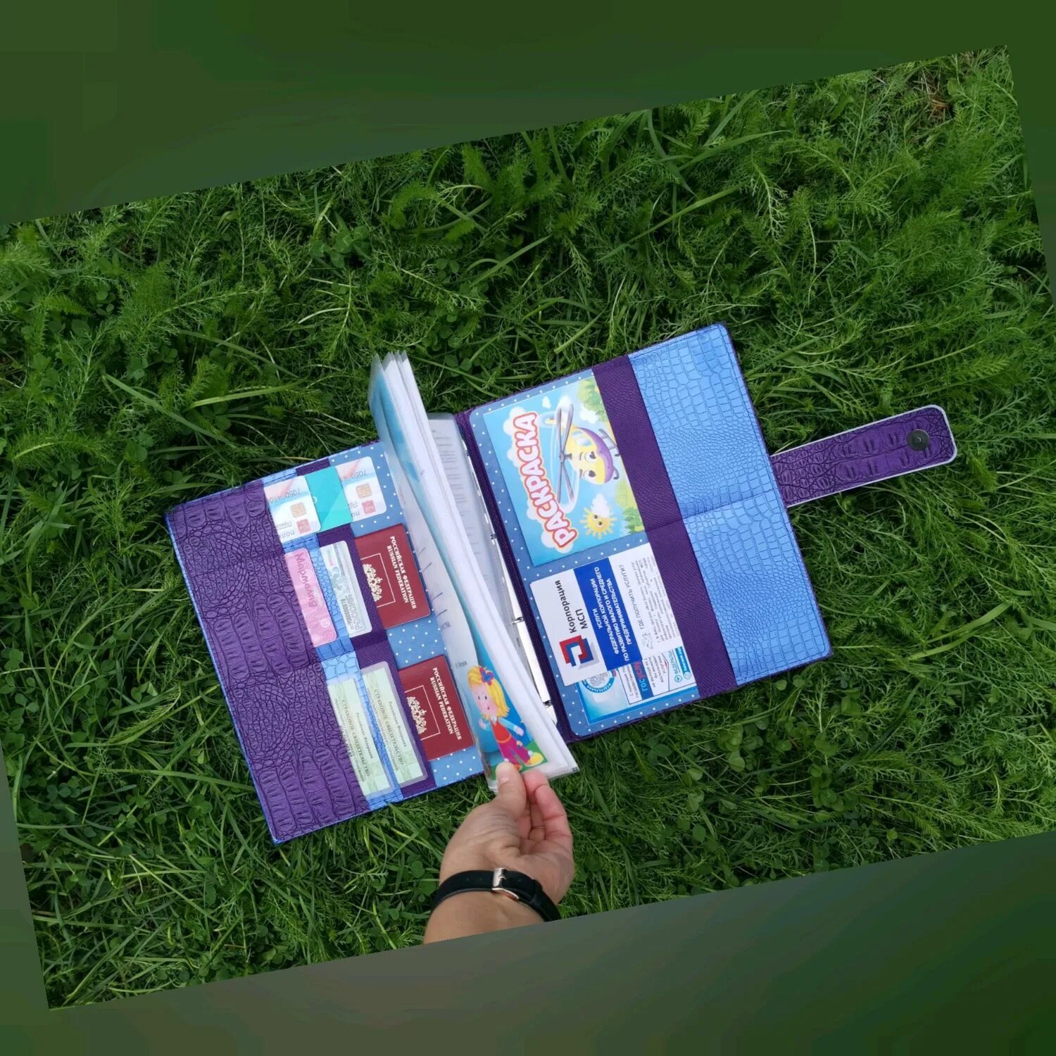 Папка для бумаг самодельные. Обклеить папку. Папка для документов своими. Органайзер для папок своими руками. Папка для личных документов.