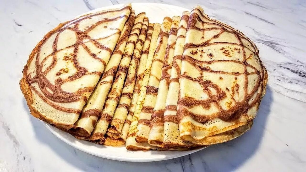 Тонкие блины. Русские блины дрожжевые. Тонкие блины фон. Тонкие блинчики на молоке. Блинчики зебра.