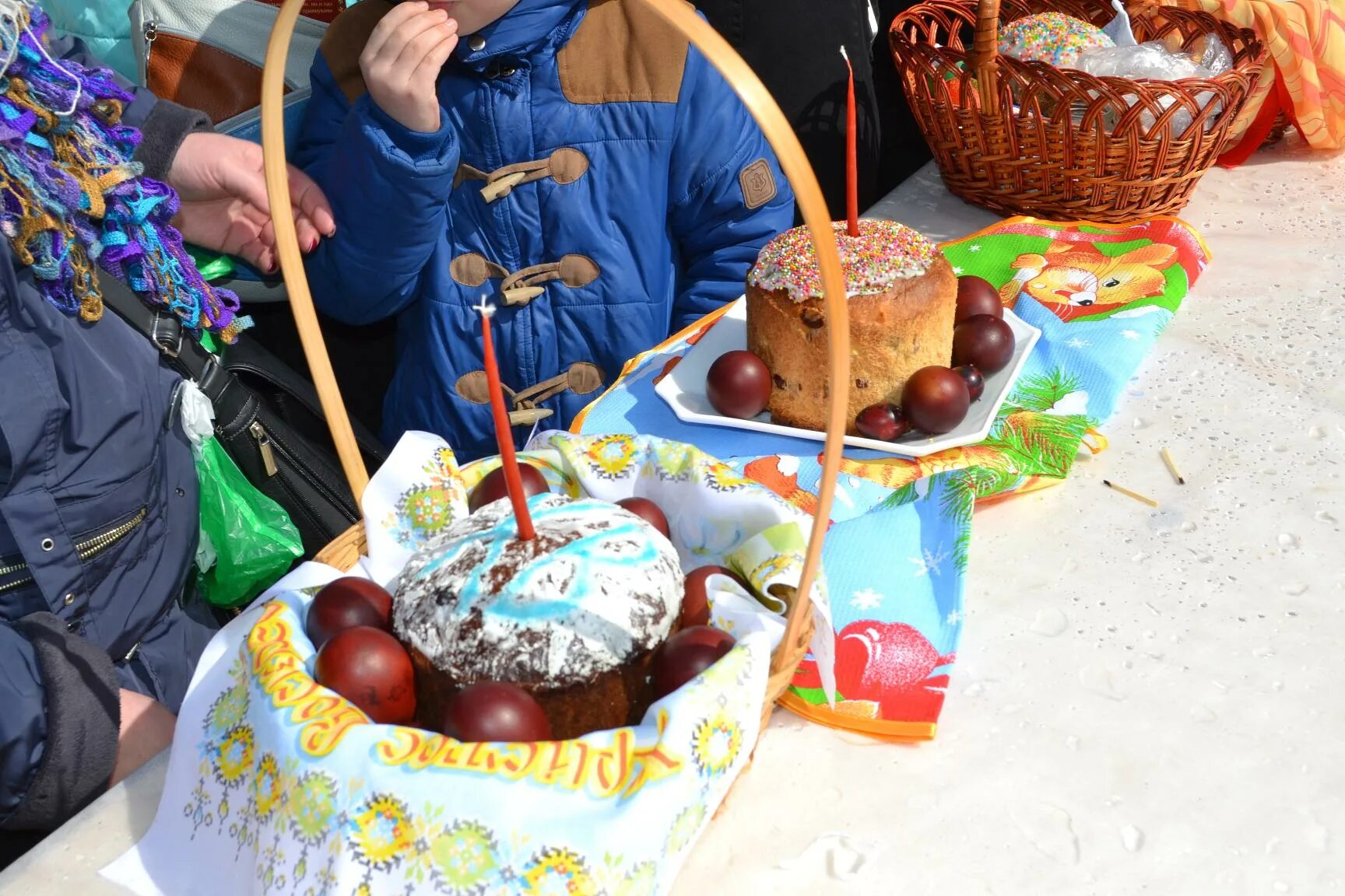 Пасха можно ли заниматься. Освящение куличей на Пасху. Пасхальный кулич в харме. Освещение куличей в храме. Освещение куличей на Пасху.