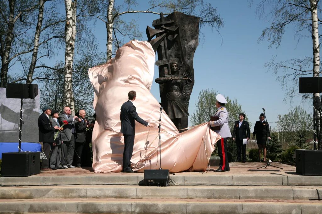 Памятник регулировщице Истра. Памятник регулировщице на Волоколамском шоссе. Памятник регулировщице в Снегирях. Памятник в снегирях