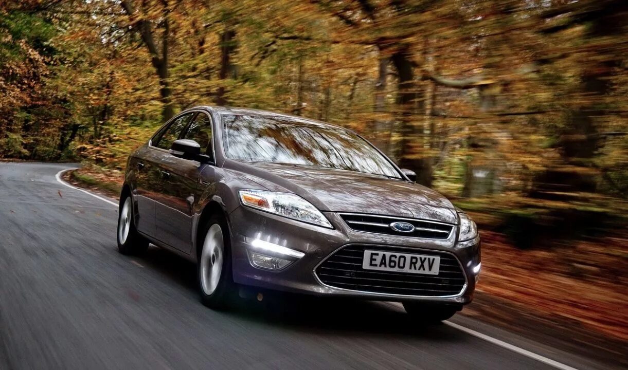 Рестайлинг фото. Форд Mondeo. Ford Mondeo Style. Форд Мондео 4 Главная дорога. Форд Мондео 2019 две машины на дороге.