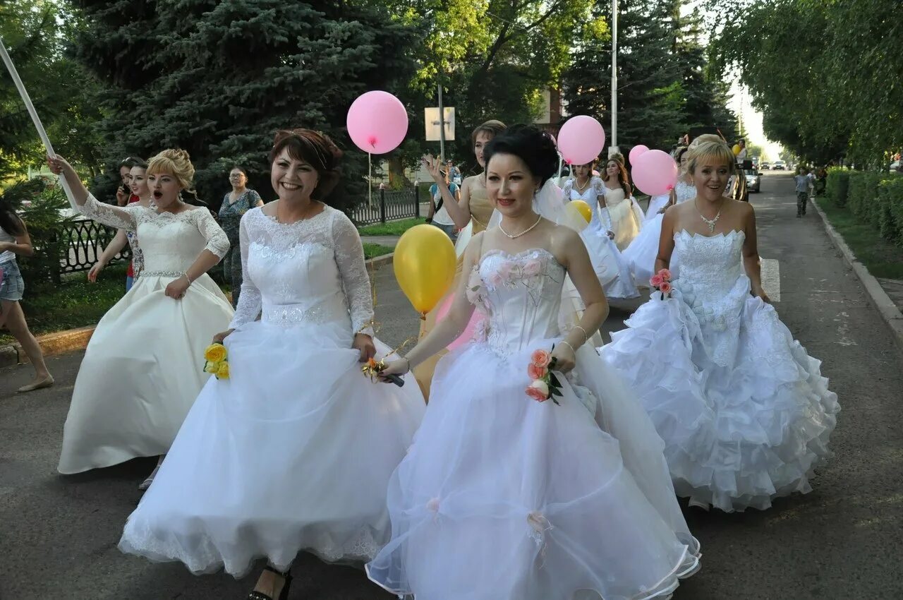 Погода в ишимбае на сегодня по часам. День города Ишимбай 2021. Иркутск парад невест. Парад невест картинки. Парад невест 2017.