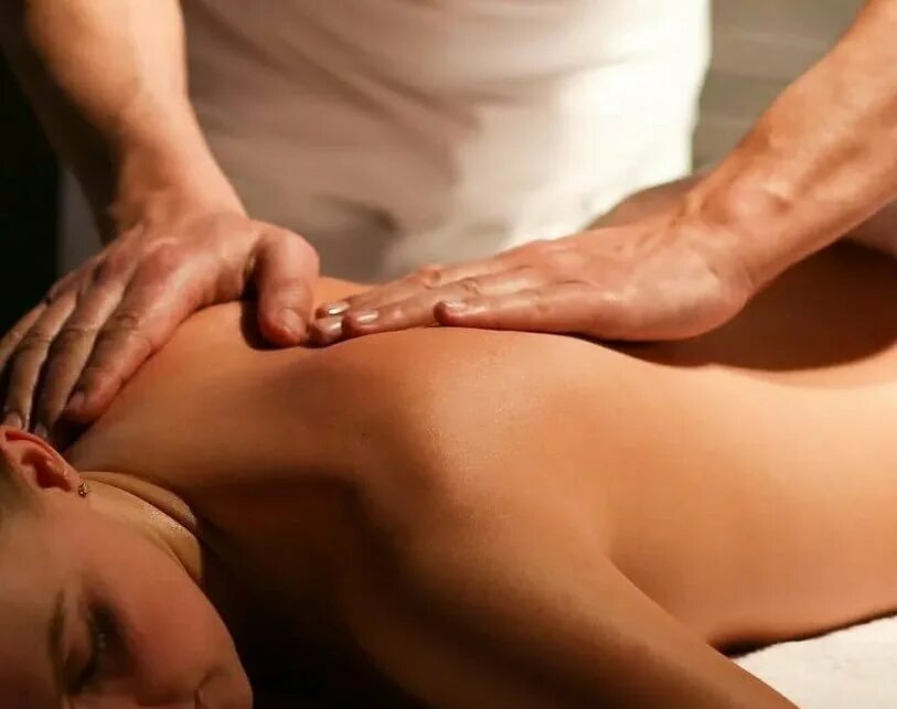 позволила массажисту. массаж расслабление. классический массаж тела. позволила массажисту. лечебный массаж спины.