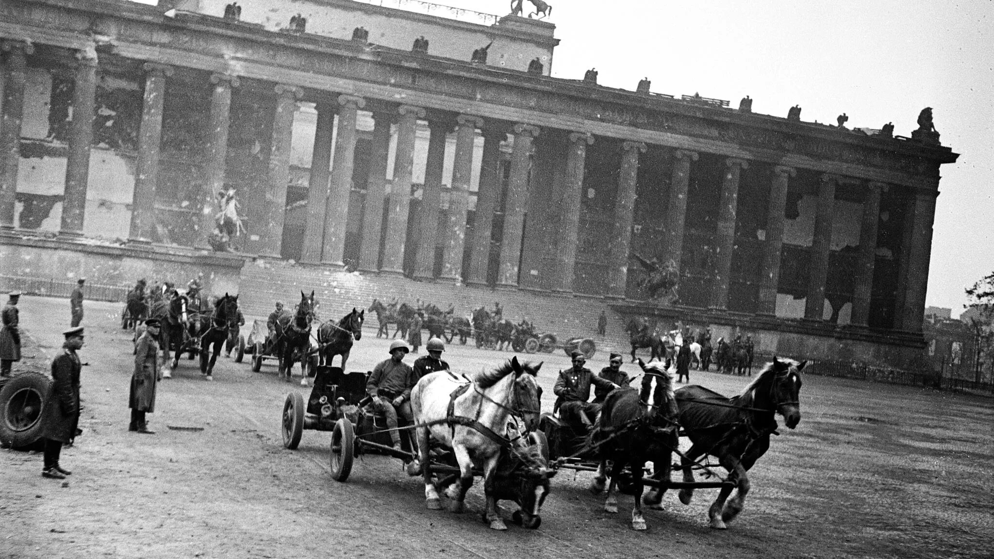 Первый парад Победы в Берлине 4 мая 1945 года. Парад в Берлине 1945. Парад Победы 4 мая 1945. Парад Победы 1945 Берлин май.
