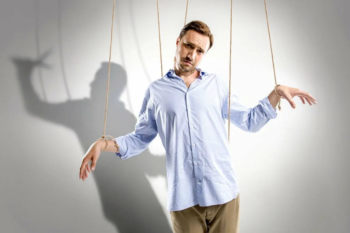 Деловой этикет. Агрессия людей. Злой начальник. Предчувствие гражданской войны сальвадор дали. Успешная женщина бизнесвумен.