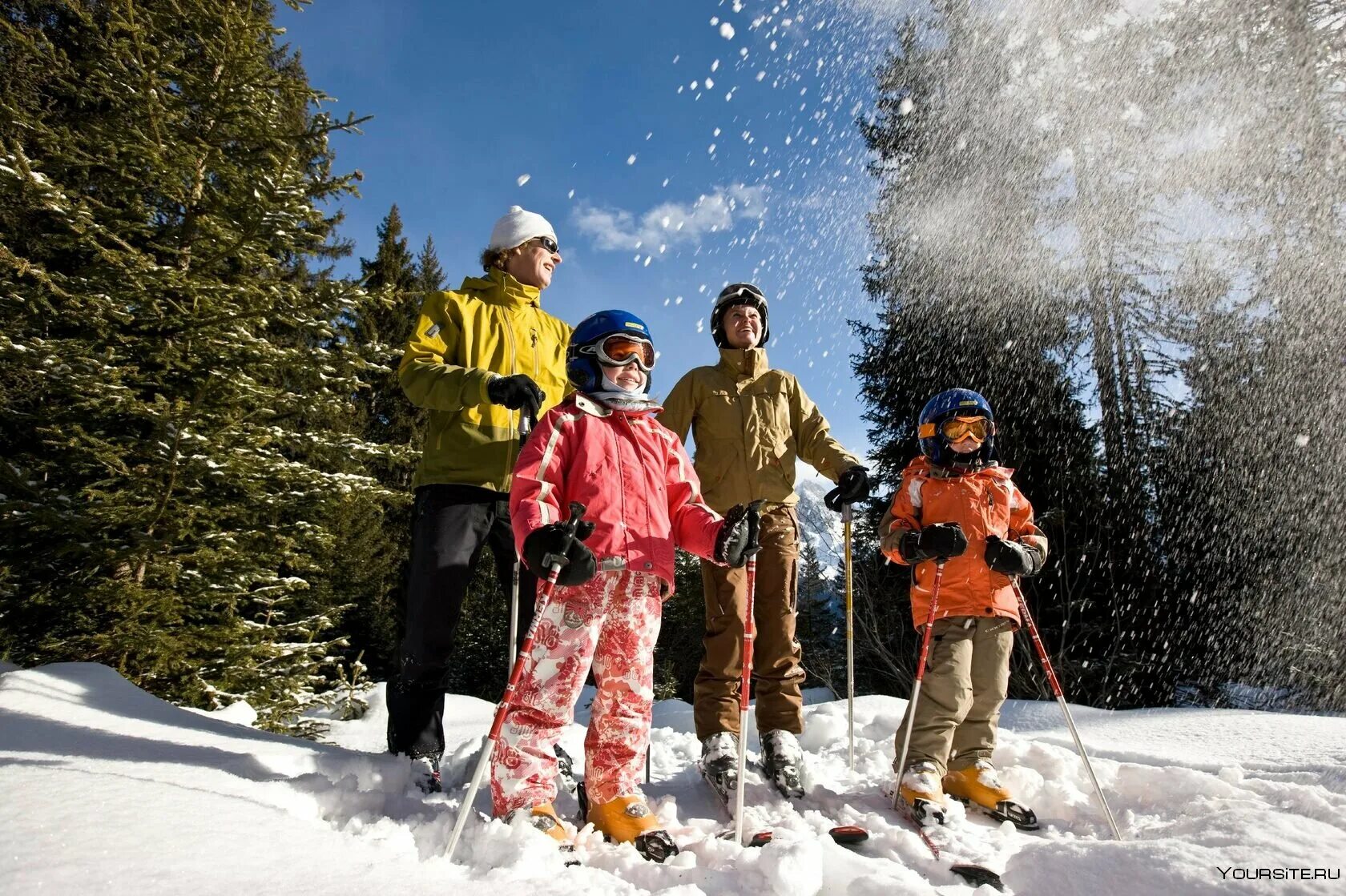 Здоровые развлечения. Прогулка на лыжах. Семья катается на лыжах. Дети катаются на лыжах. Зимний отдых.