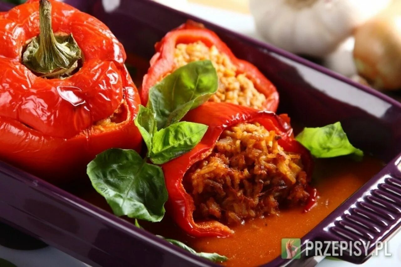 перец фаршированный "bulgarconserv". перец фаршированный овощами. свинина с болгарским перцем на сковороде. свинина тушеная с болгарским перцем. болгарский перец рагу.