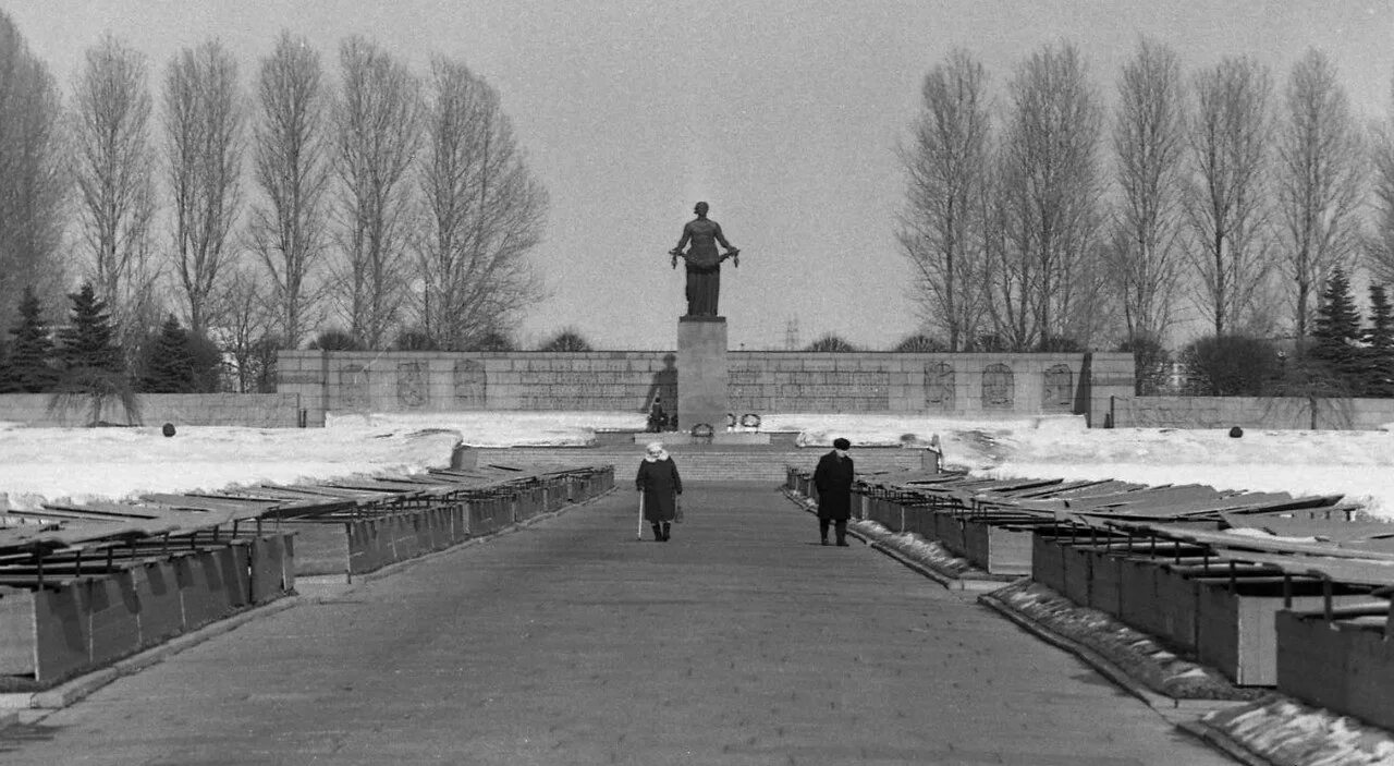 Мемориальный комплекс на пискаревском кладбище. Пискаревское кладбище блокада ленинграда. Фото пискаревского кладбища в блокадном ленинграде. Пискарёвское кладбище в ленинграде. Пискарёвское кладбище в ленинграде.