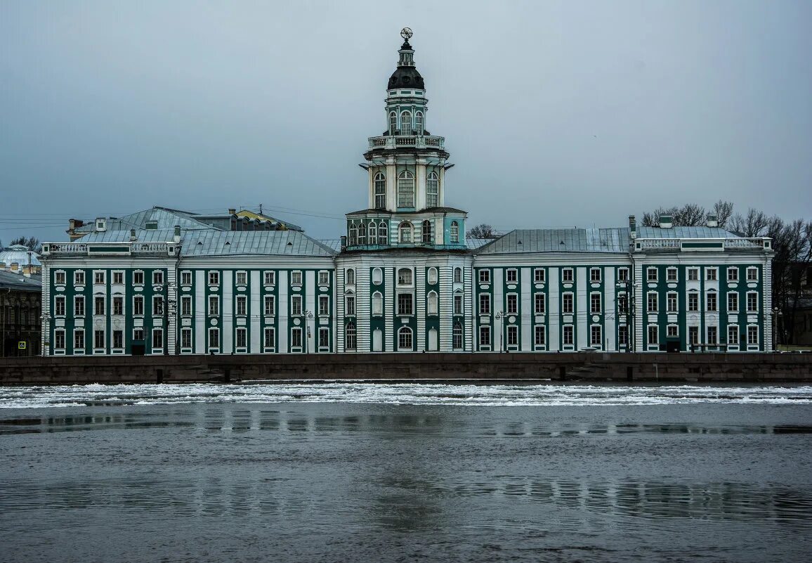 В каком веке появился санкт петербург. Кунсткамера Маттарнови. Кунсткамера 1719 г. в Петербурге. Маттарнови Кунсткамера Архитектор. Первый музей Кунсткамера при Петре 1.