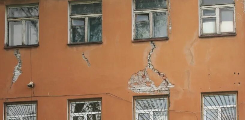 Трещины фасадов зданий. Разрушение фасада. трещины на фасаде. трещины на фасаде здания. дефекты фасада здания.