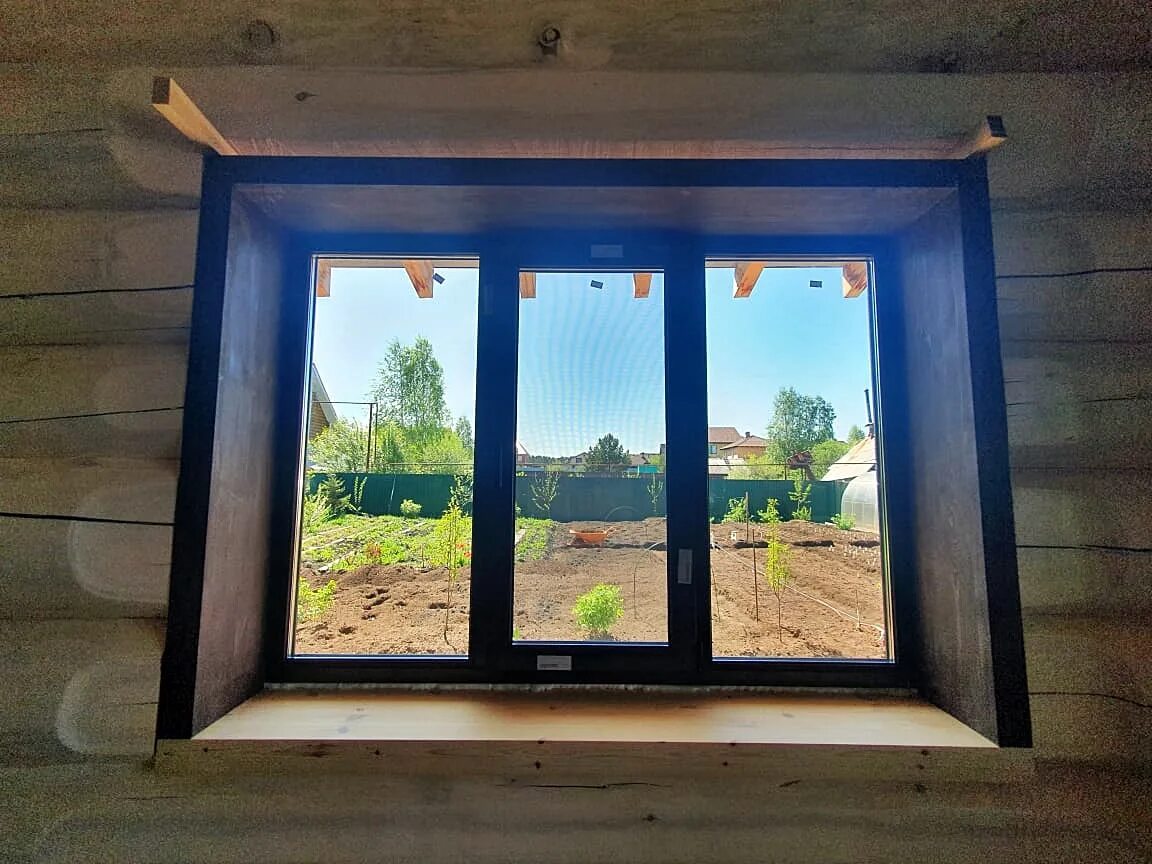 Увеличить окно можно. Окна в деревянном доме. Пластиковые окна в деревянном доме. Пластиковые окна в бревенчатом доме. Оконный проем.