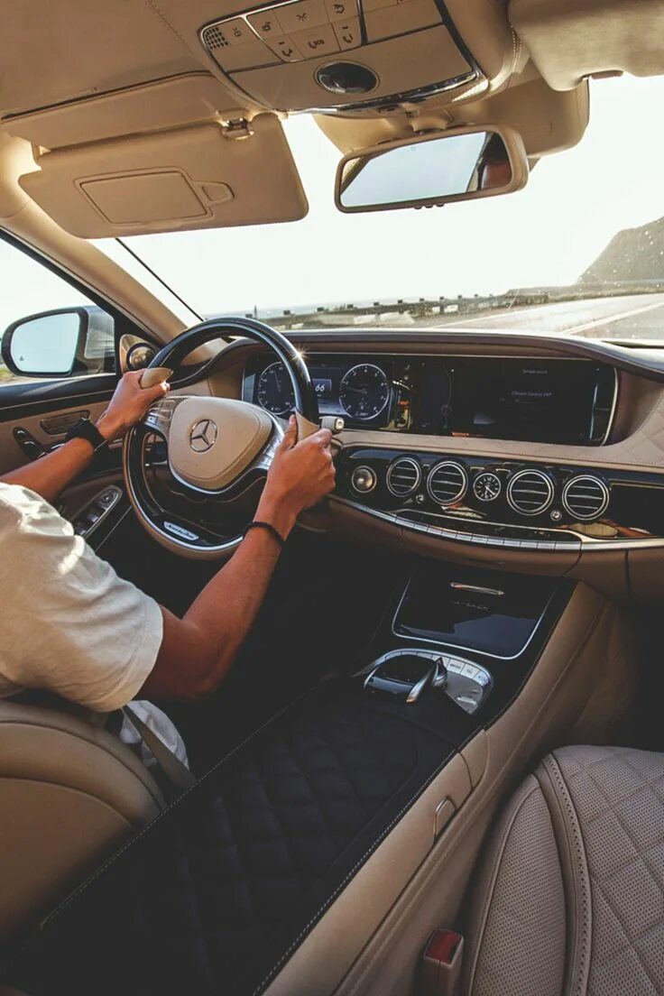Водить мерседес. Водить мерседес. Mercedes s500 4matic 2022. Человек в авто. Mercedes-benz intelligent drive.
