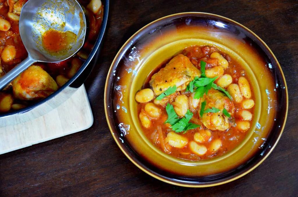 Суп в домашних условиях из курицы. Вкусный фасолевый суп. Суп с фасолью и курицей. Суп фасолевый с курицей. Суп картофельный с фасолью и курицей.