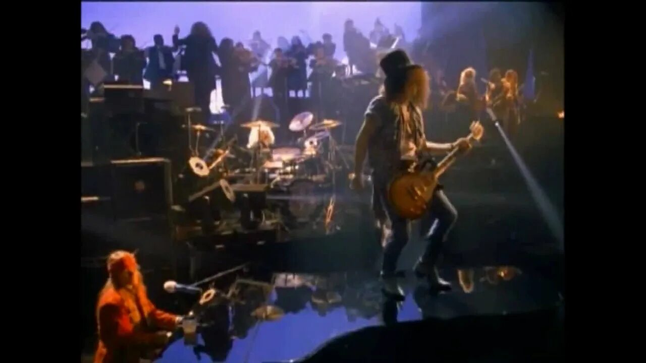 November rain jojo. Slash november rain. Новемба рейн. Guns n roses november rain клип. Guns n roses november rain.