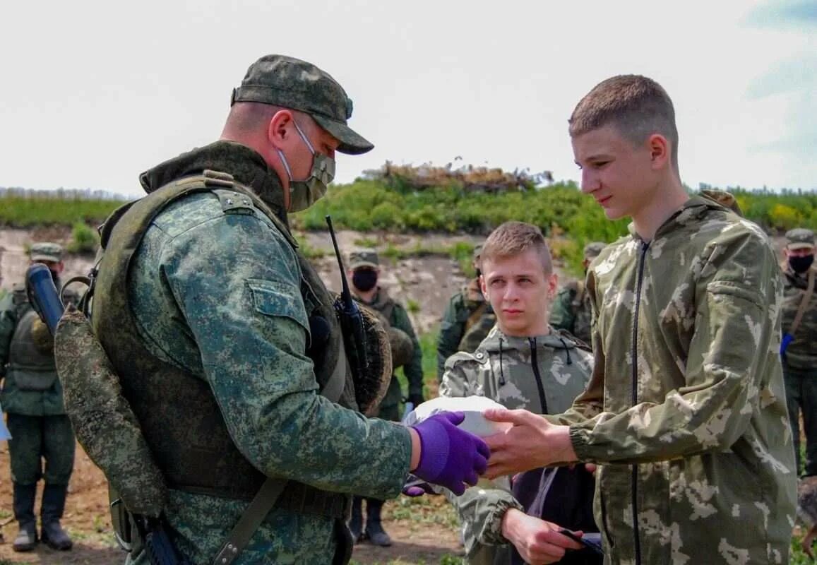 Сводки лнр сегодня. Дети военнослужащих ЛНР. Меловое ЛНР. Известные солдаты ЛНР. Фото с передовой на Украине ЛНР.