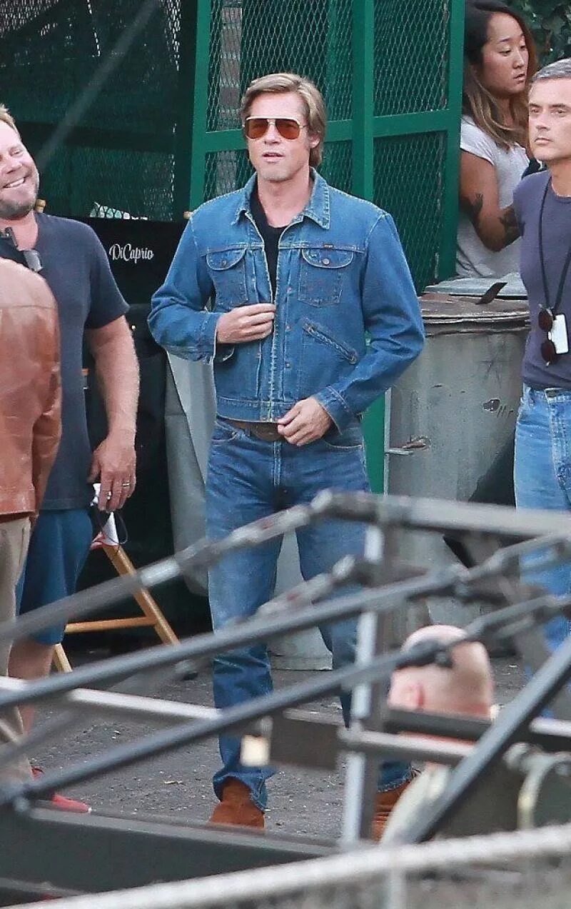 Леонардо дикаприо за кадро. Кристофер нолан на съемках. Леонардо дикаприо за кадро. Брэд питт и леонардо ди каприо. Леонардо ди каприо съемки.