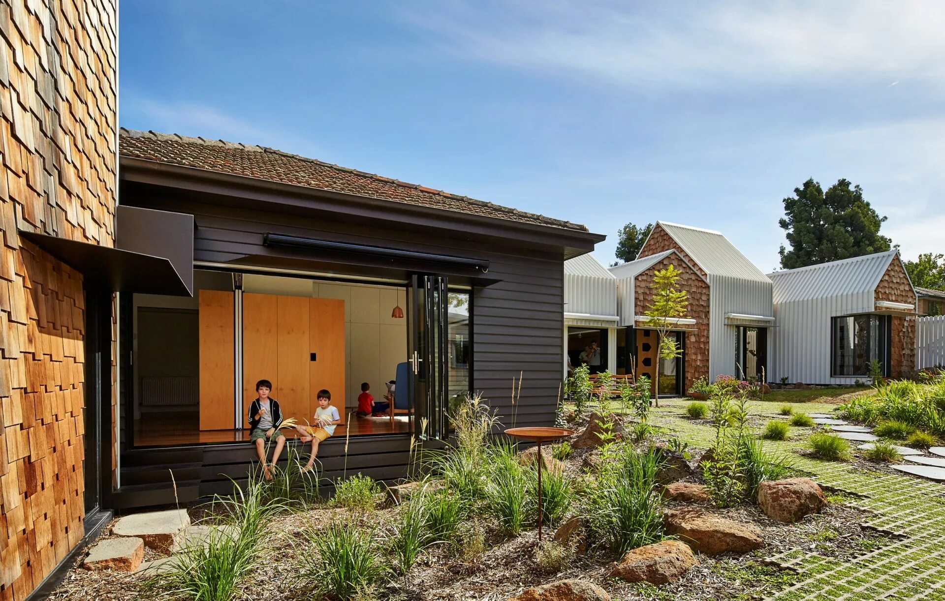 Фахверк в сосновом бору. Шифт домик. Дом для особых людей. Австралийская архитектура. Старые американские дома с башней.