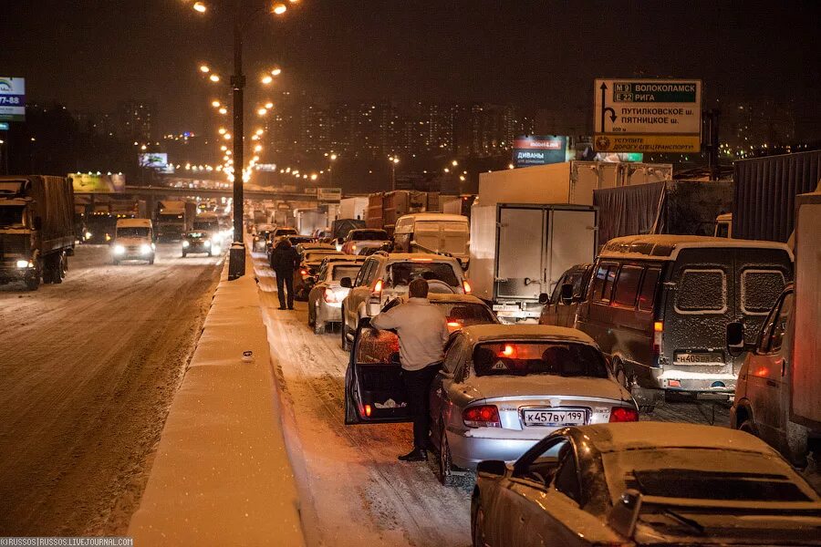 Московские дороги сегодня. Ночные пробки в Москве. Пробки в Москве зимой. Пробка МКАД ночью. МКАД ночью.