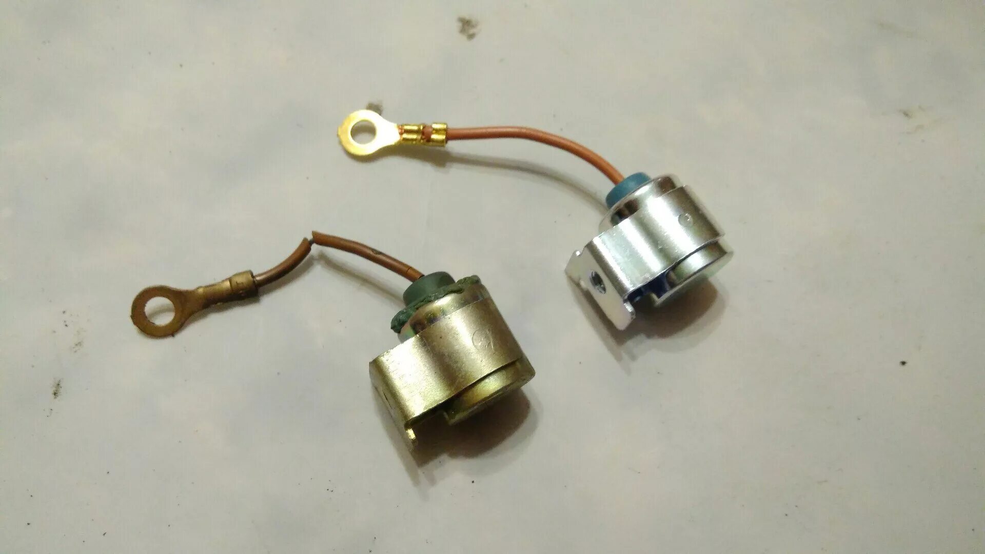 Конденсатор трамблера ваз 2101. Конденсатор трамблера уаз. Конденсатор ваз 2105. Конденсатор трамблера bosch ваз 2107. 2101-3706400 конденсатор.