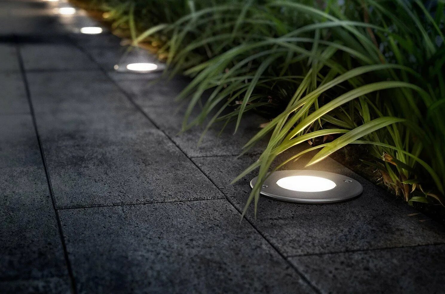 Забор с подсветкой. Подсветка дорожек в саду. Стеновые подсветки уличные. Уличное освещение. Освещение дорожек.