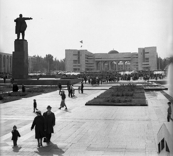 Город фрунзе кирг сср. Фрунзе город киргизия университет. Пишпек фрунзе бишкек. Фрунзе киргизская сср ссср. Город фрунзе ссср.