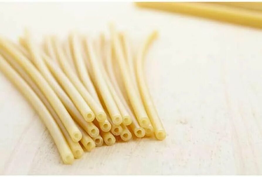 трубчатые макароны. макароны макфа соломка. длинные толстые макароны с дыркой. макароны с дыркой. макароны трубочки.