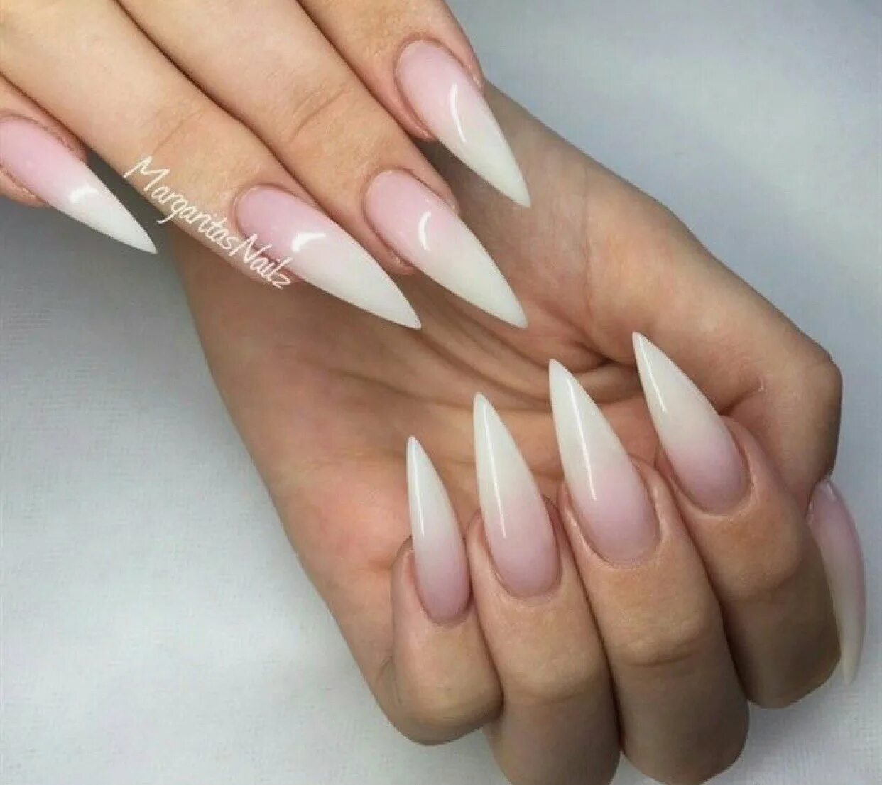 Выкладной френч стилеты. Пайп миндаль. Френч на стилетах. Ногти стилеты 2023. Форма стилет длина 2.