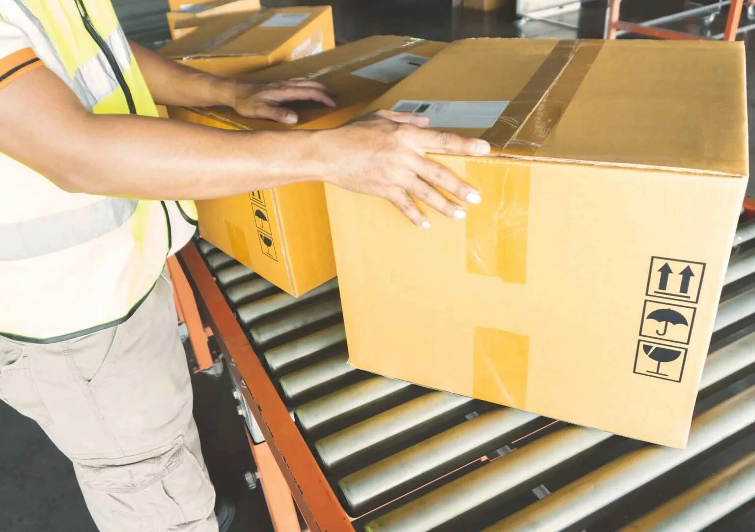 Китайский склад. Parcel arrive at warehouse. Depo. Delivery point. Посылка в руках.