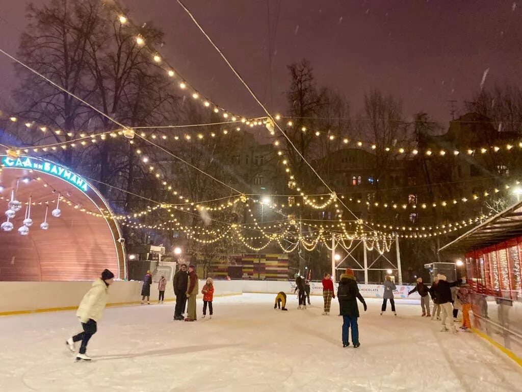 Каток баумана купить билет. Сад Баумана в Москве каток. Парк Баумана каток. Каток в саду Баумана. Каток на Бауманской.